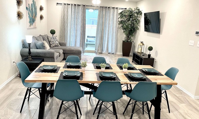 Converse House | Spacious home near Randolph Air Force Base