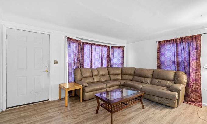 Detroit House | Spacious Home Newly Renovated Ideal for Long-Time Stays