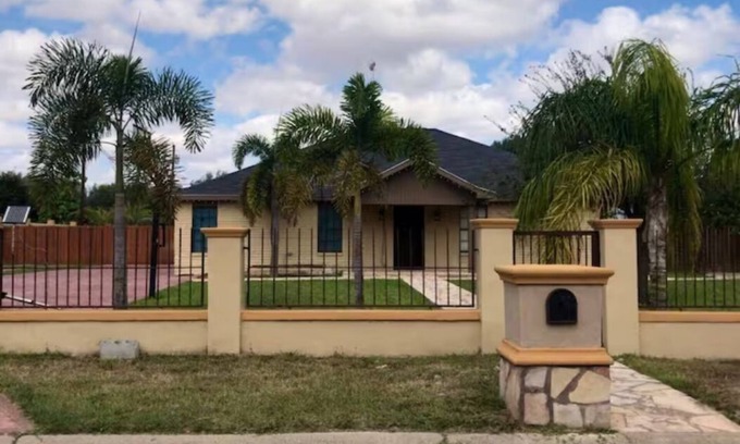 McCook House | Spacious Home w/backyard retreat. Enjoy your stay with all the amenities incl.