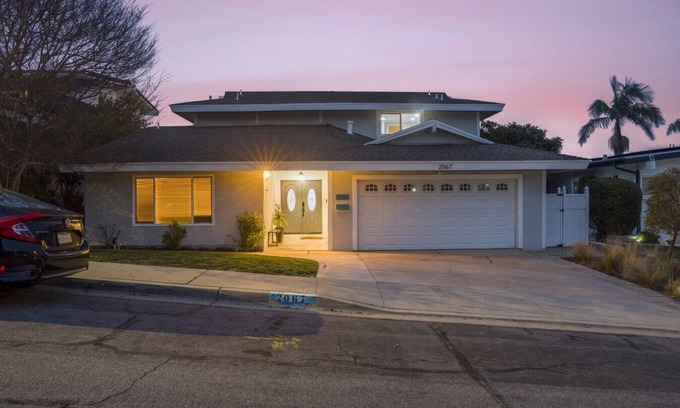 Lomita House | Spacious Home with Amazing Skyline & Mountain Views