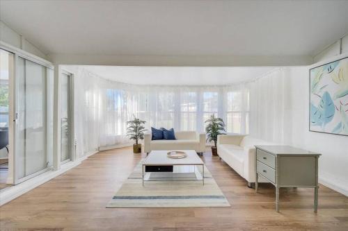 Bayshore Gardens House | Spacious home With Heated Pool 3 miles from IMG!