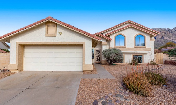 Oro Valley House | Spacious home with mountain views, grill, central air-conditioning, & free WiFi