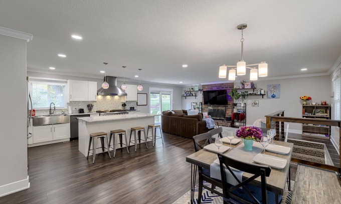 Independence House | Spacious home with King bed - mins to Stadiums