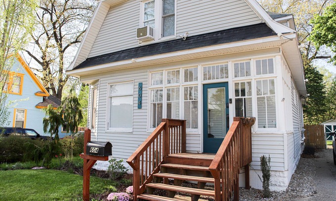 Muskegon House | Spacious House Down town - 5 minutes from festivals