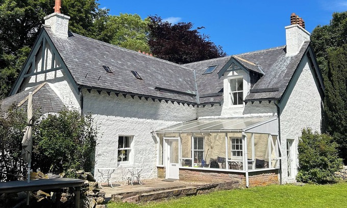 Strathdon House | Spacious House in the Cairngorm National Park. Walking/Cycling/Skiing/Castles