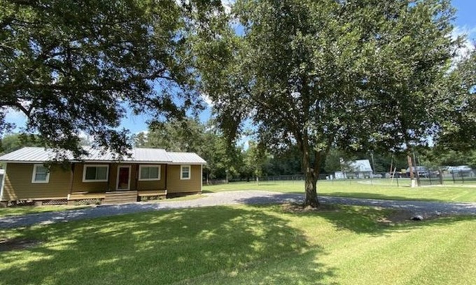 Gonzales House | Spacious house on quiet, dead-end street in Gonzales