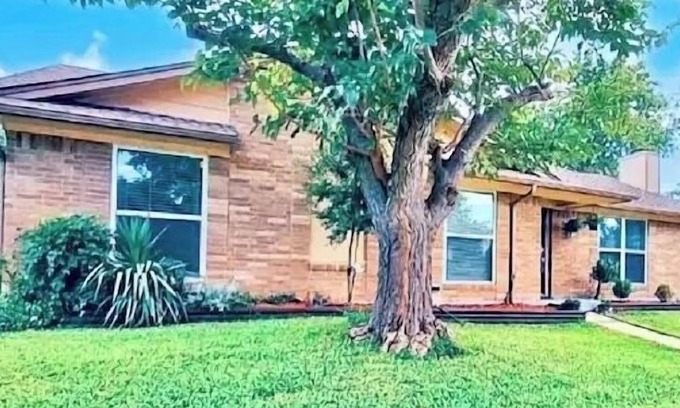Carrollton House | Spacious House Sleeps 8 - Family and Pet Friendly Across from Park!