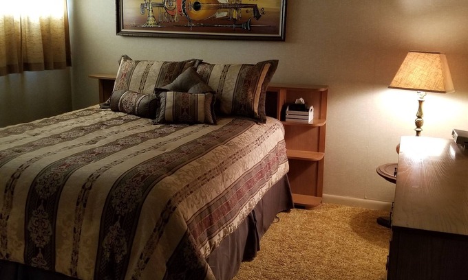 Breckenridge House | Spacious house with Wifi - only 10 minutes from Hubbard Lake.