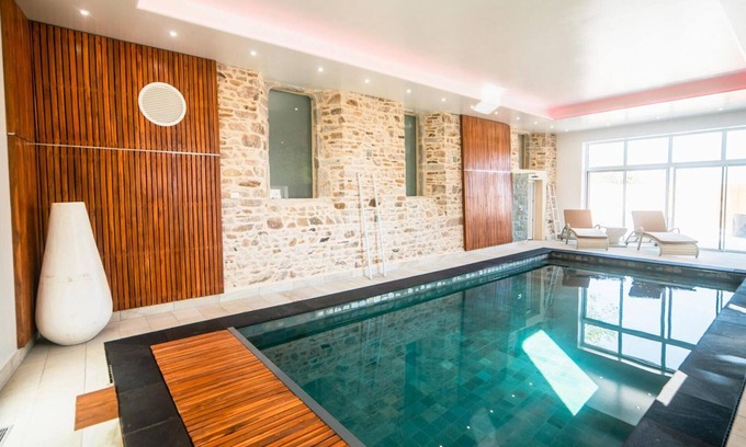 Grosville Cottage | Spacious house with indoor pool and garden, near the sea