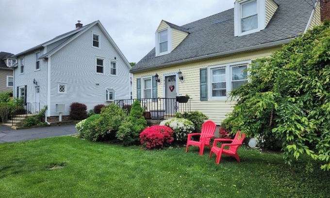 Stamford House | Spacious house with King & Queen beds, private patio, walkable to Train Station!