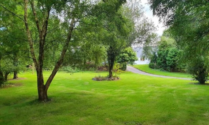 Killorglin House | Spacious idyllic wooded Ring of Kerry 4 bedroom retreat - Epic Views and Gardens