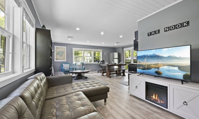 Lakeview Cottage | ❤️ Spacious Island Cottage at Indian Lake ❤️