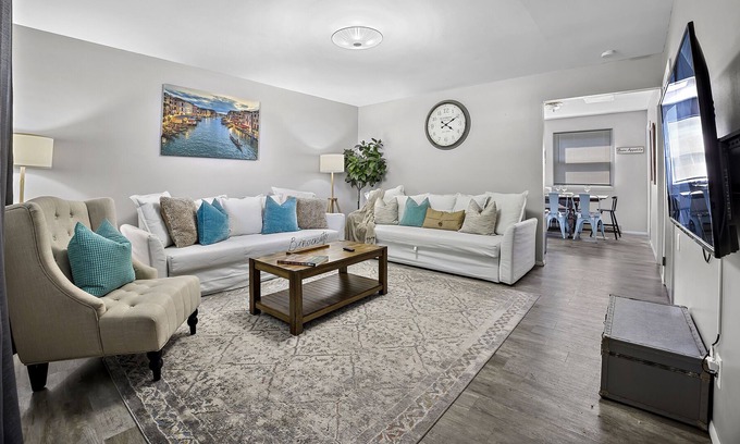Montgomery Apartment | Spacious Italian Farmhouse Apartment Sleeps up to 16!