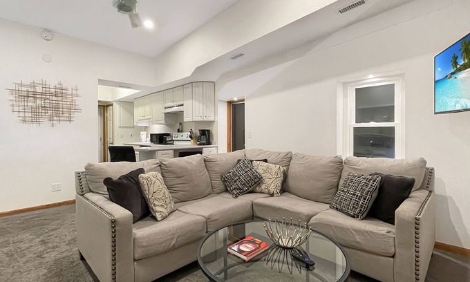 Des Moines Apartment | Spacious Jacuzzi Loft & Free Parking near iCubs