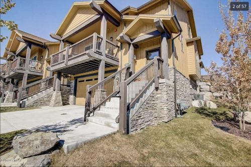 Snowbird House | Spacious Jordanelle Retreat, Minutes to Deer Valley and Park City, Private Hot Tub, Mountain View