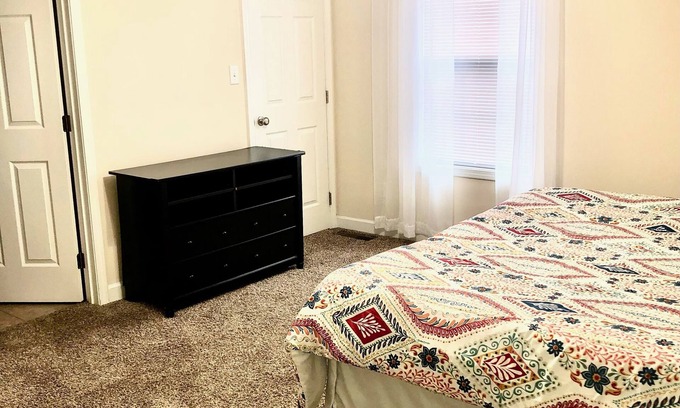 Bowling Green House | Spacious King Bead Mins From Downtown BG