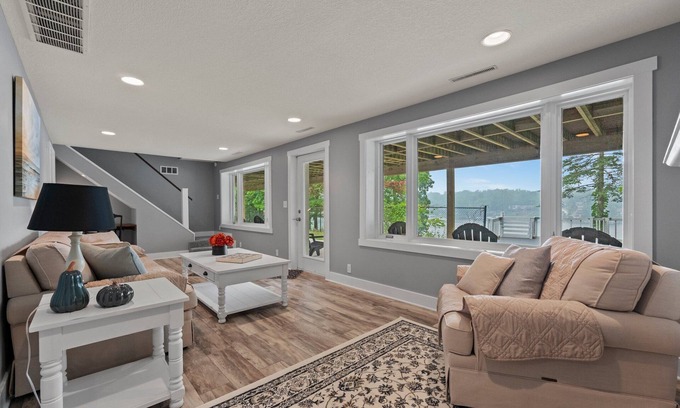 Columbia City House | Spacious Lake Front Cottage with 4 Bedrooms & 3 Baths