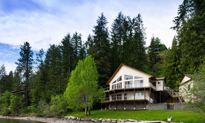 Sandpoint House | Spacious Lake Front Home with Gorgeous Views!