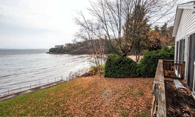 Plattsburgh House | Spacious Lake Front 6-bedroom house on Historic Lake Champlain