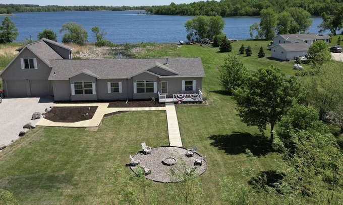 Alexandria House | Spacious Lake Home