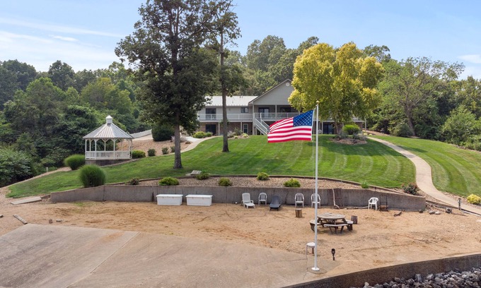 Climax Springs House | Spacious Lakefront Retreat 6BR, 7BA Private Dock Perfect for Family Reunions