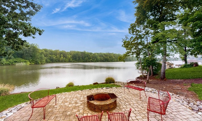Livingston House | Spacious lakefront house w/patio, balcony, grill & foosball
