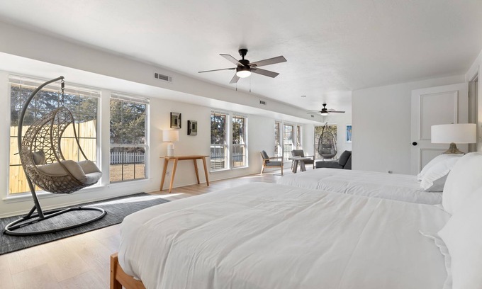 Warr Acres House | Spacious Lakefront View With Hot Tub and Pool NH