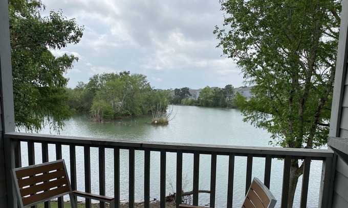 Southbelt/Ellington Apartment | Spacious lakeside apartment minutes from Hobby, NASA, Downtown