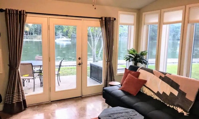 Mid America Condo | Spacious Lakeside Country Getaway