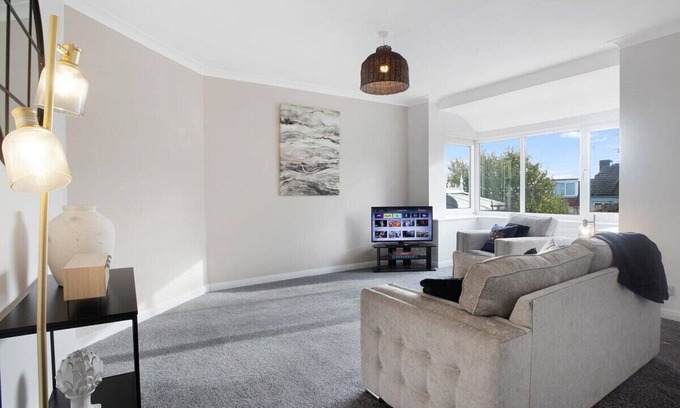 Horden House | Spacious Living Room & Modern Comforts, Sleeps 4