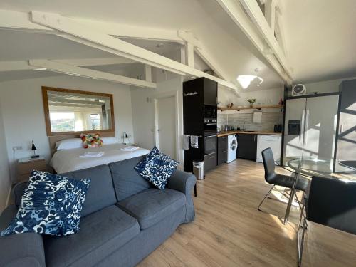 Inveraray House | Spacious lodge with king sized bed