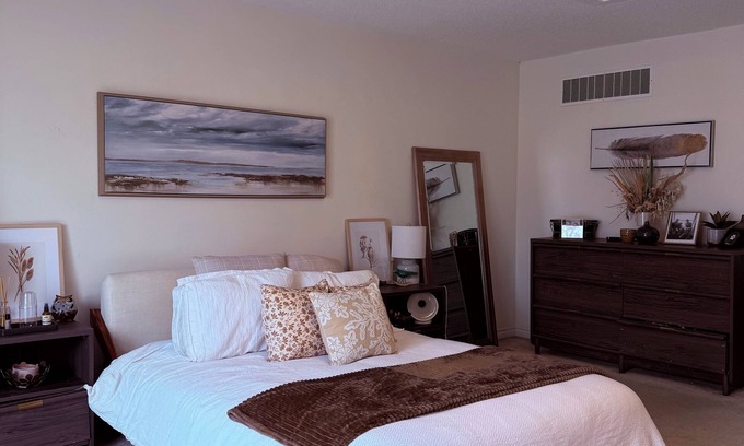 Islington - City Centre West House | Spacious Loft-Style Retreat | Private Room in Townhouse!