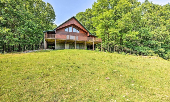 Fairland Cabin | Spacious Log Cabin in Fairland, 1 Mi to Grand Lake