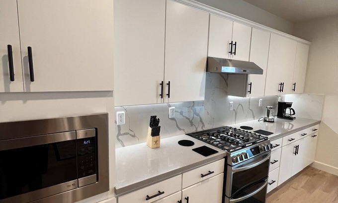 Tracy House | Spacious Lux Newly built Home nr Tracy Hills