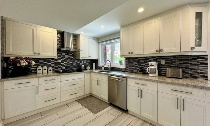 Richmond Hill Apartment | Spacious & Luxurious Richmond Hill "Basement"