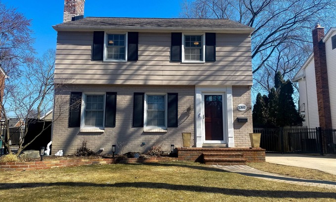 Royal Oak House | Spacious Luxury Home near Beaumont in Royal Oak*ALLERGY FRIENDLY