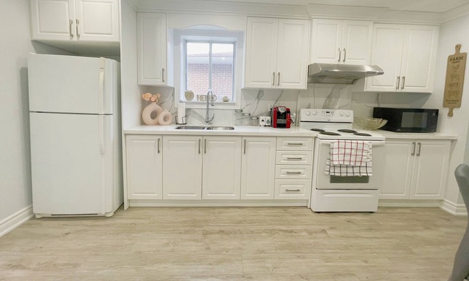 L'Amoreaux House | Spacious Main Floor With 3Beds