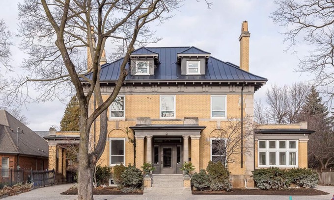 Hamilton House | Spacious Mansion & Coach House - In The Heart Of Hamilton