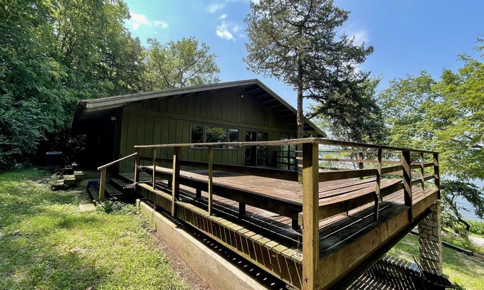 Nauvoo House | Spacious Midcentury Home right on the Mississippi River!