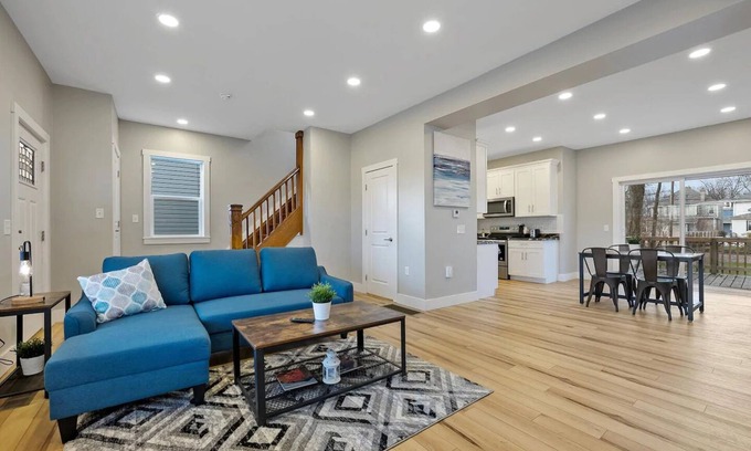Near East Columbus House | Spacious Modern 3 BR 2.5Bath Central Free Parking