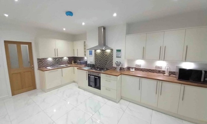 Bangor House | Spacious & Modern 4 Bedroom Holiday Home Gwynedd