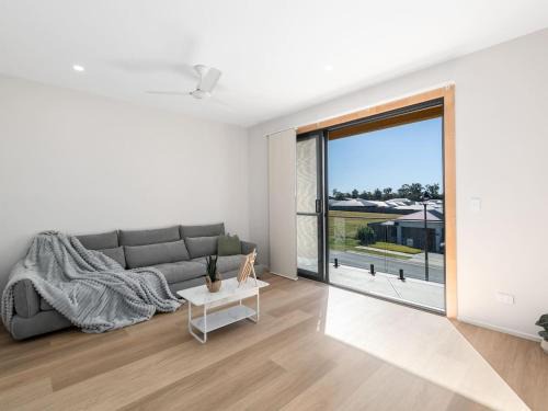 Pallara House | Spacious Modern 6BR Family Home in Pallara QLD