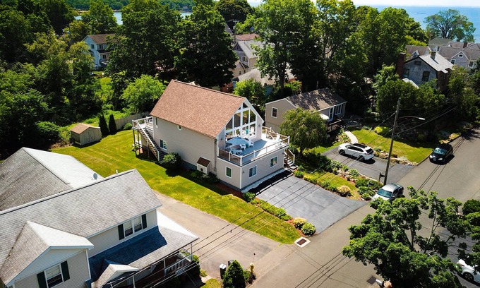 Branford House | Spacious Modern Beach House, perfect for families and groups up to 12
