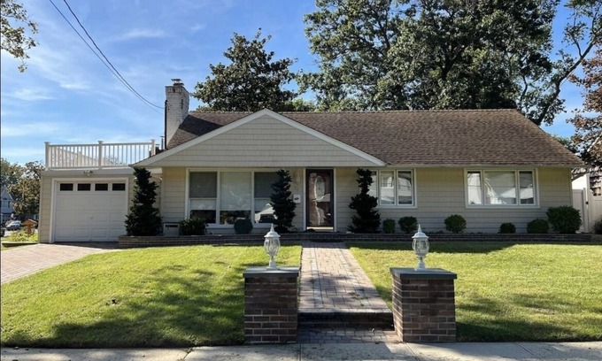 North Valley Stream House | Spacious Modern House 15 minutes from JFK airport!