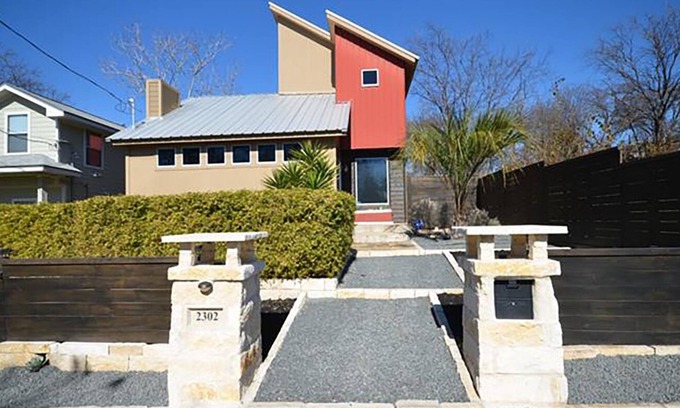 Govalle House | Spacious Modern Home on East 9th St - Walkable Downtown