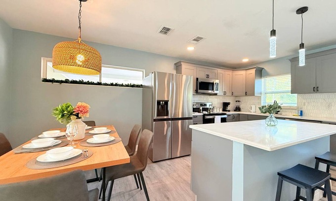 Lockhart House | Spacious Modern, King bed, Game room & more