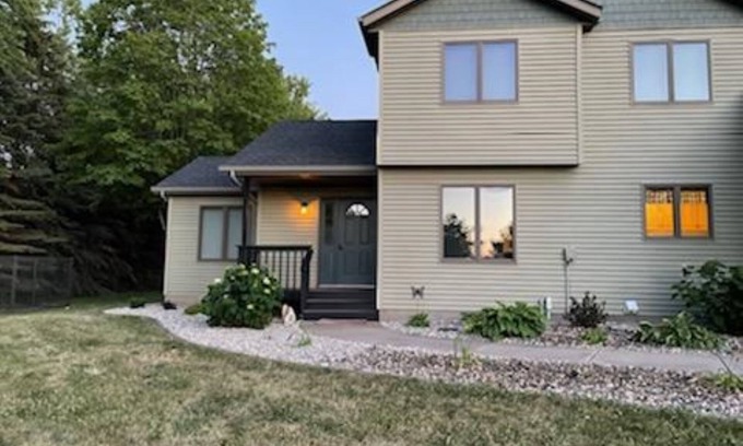 Dassel Cabin | Spacious, modern lake-front vacation home/scrapbooking/quilting retreat