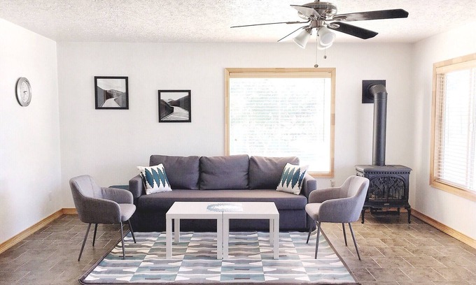 Mitchell House | Spacious & Modern Painted Hills Vacation Home