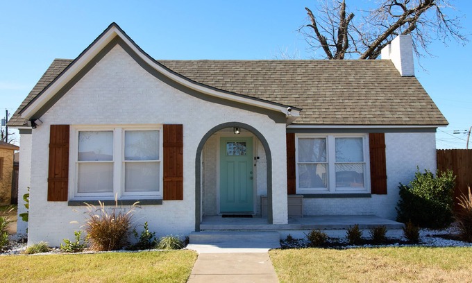 San Angelo House | ✔ Spacious & Modern + Pool Table + Great Location