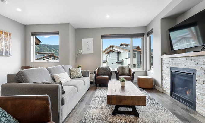 Sun Peaks House | Spacious Modern Ski-in/Ski-out, Hot Tub, Townhouse
